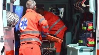 Uccide la madre e dà fuoco alla casa