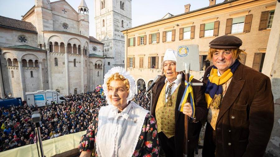 
	La Famiglia Pavironica sul balcone di Palazzo comunale

