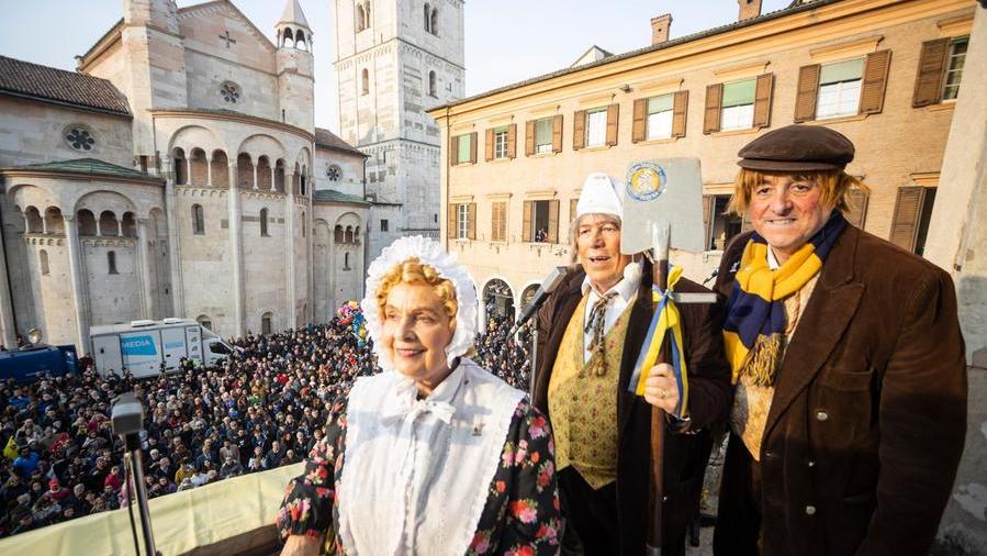 La Famiglia Pavironica sul balcone di Palazzo comunale