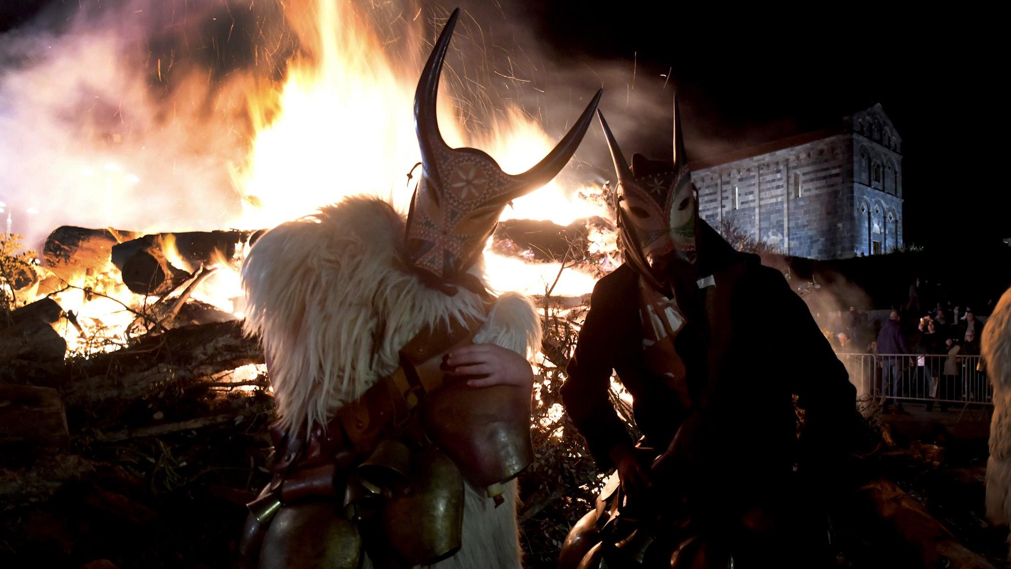 La Barbagia apre le danze a Dioniso, è il carnevale delle maschere nere 