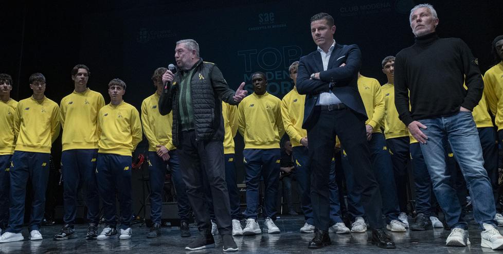 
	Rivetti, Catellani e Mandelli sul palco del teatro Storchi durante Top Modena Sport

