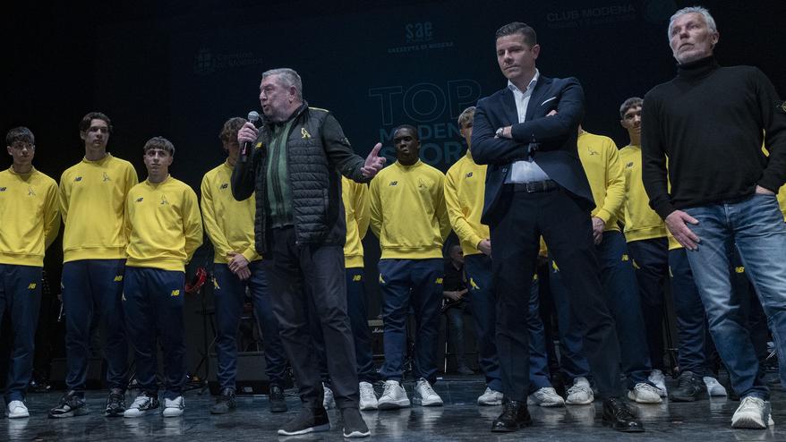 Rivetti, Catellani e Mandelli sul palco del teatro Storchi durante Top Modena Sport
