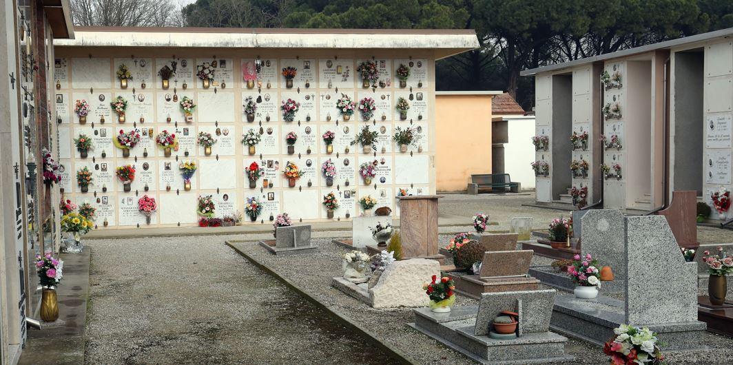Mesola, il sotterrino non arriva perché senza patente: il funerale si ferma