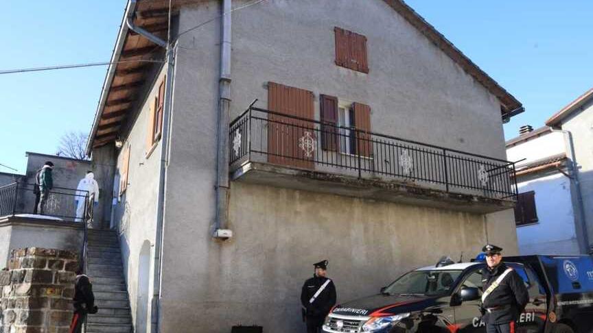 I carabinieri durante il sopralluogo alla casa della 31enne scomparsa
