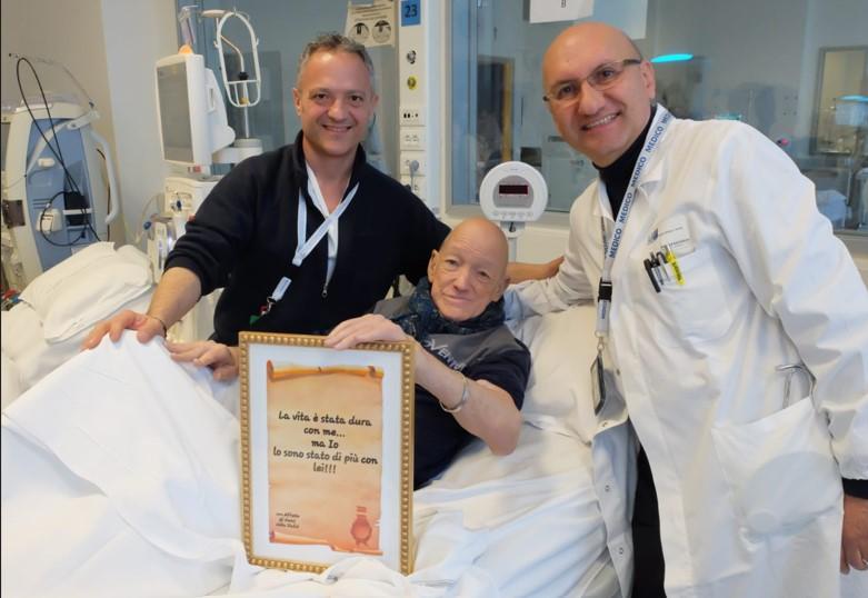 
	Il paziente in dialisi da mezzo secolo insieme al dottor Campolo

