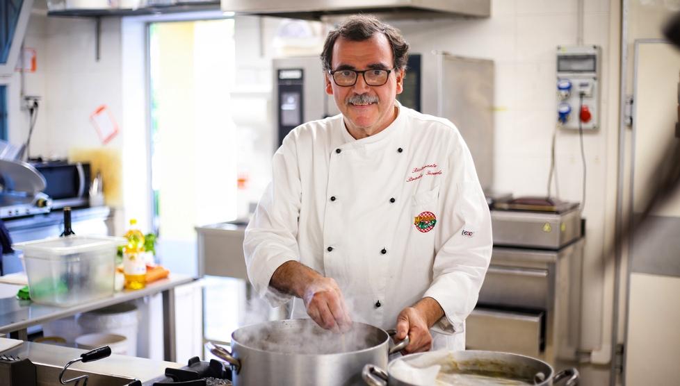 
	Lo chef Emilio Barbieri in cucina

