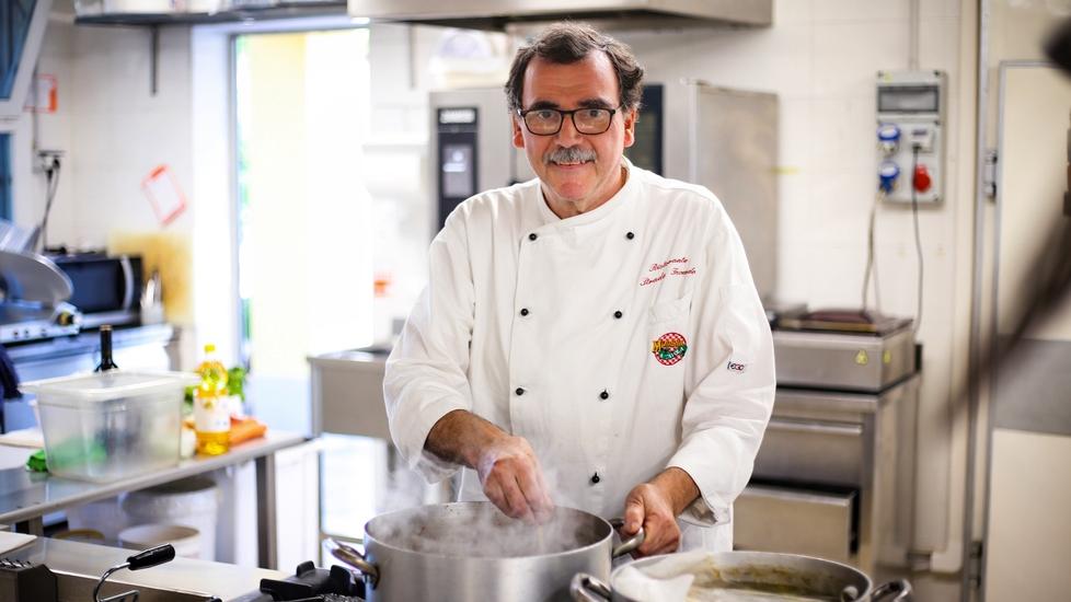 Lo chef Emilio Barbieri in cucina