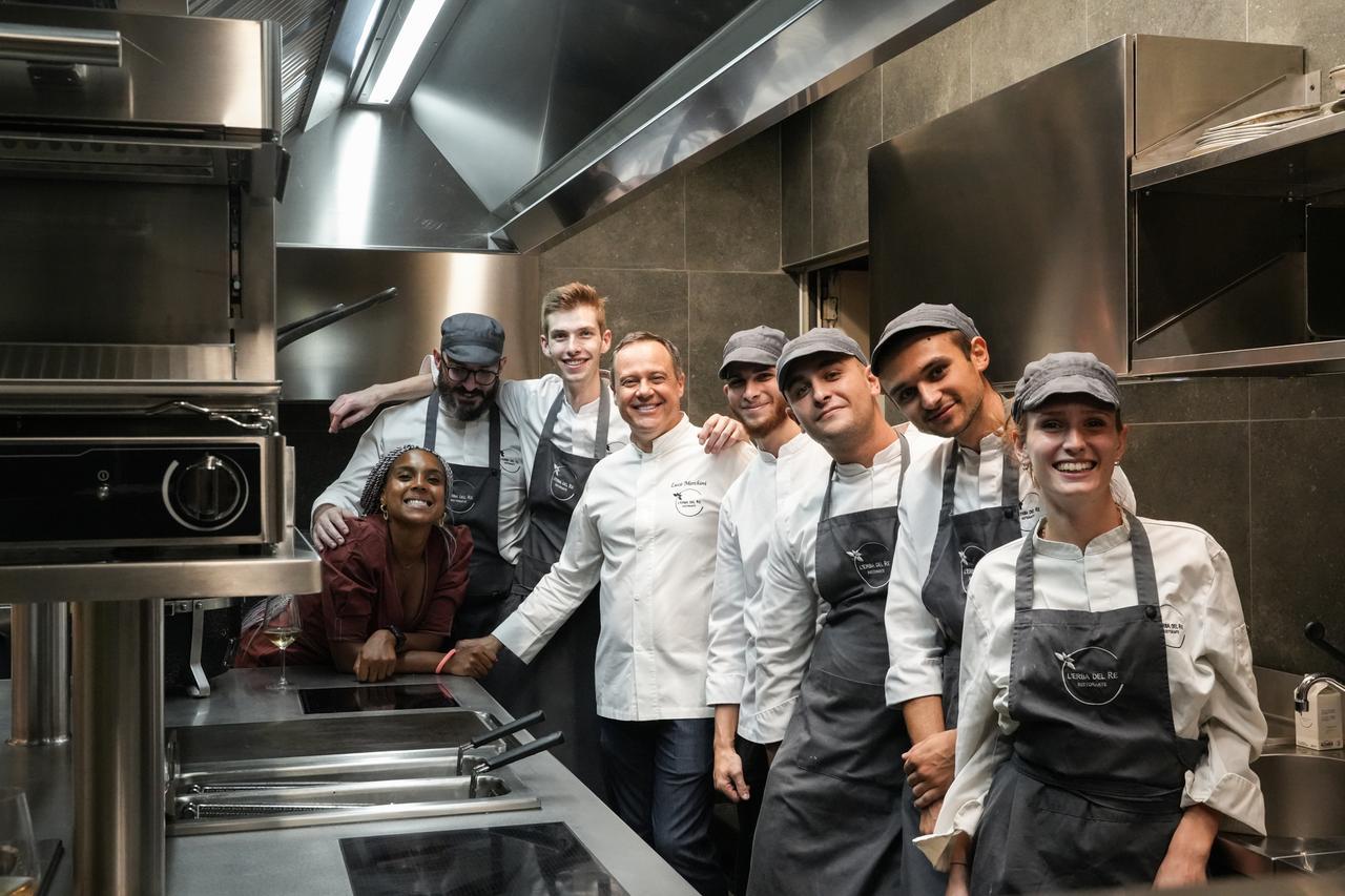 
	Lo chef Luca Marchini in cucina con la brigata nel 2023

