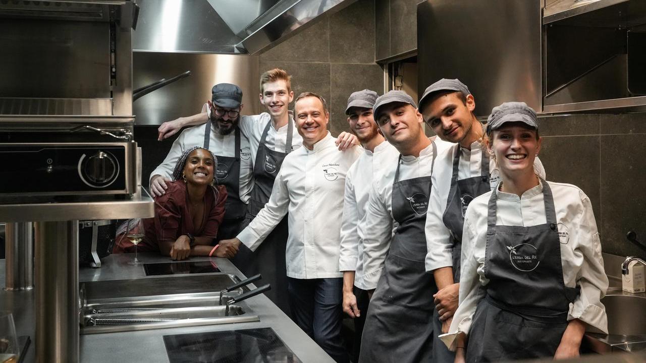 Lo chef Luca Marchini in cucina con la brigata nel 2023