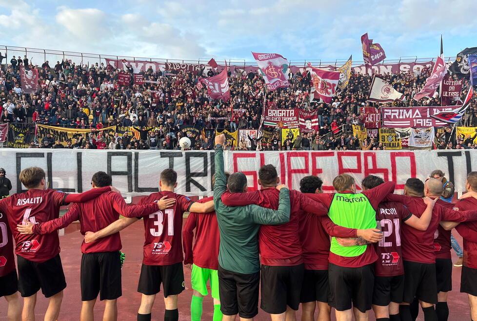 L'esultanza dei giocatori amaranto con i tifosi (foto Stick)