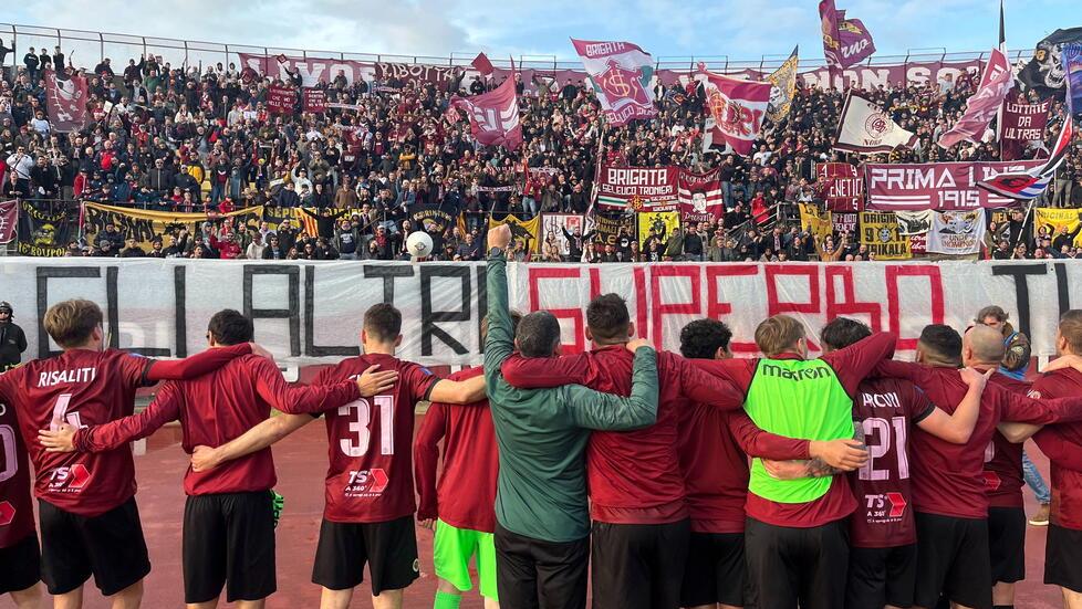 L'esultanza dei giocatori amaranto con i tifosi (foto Stick)
