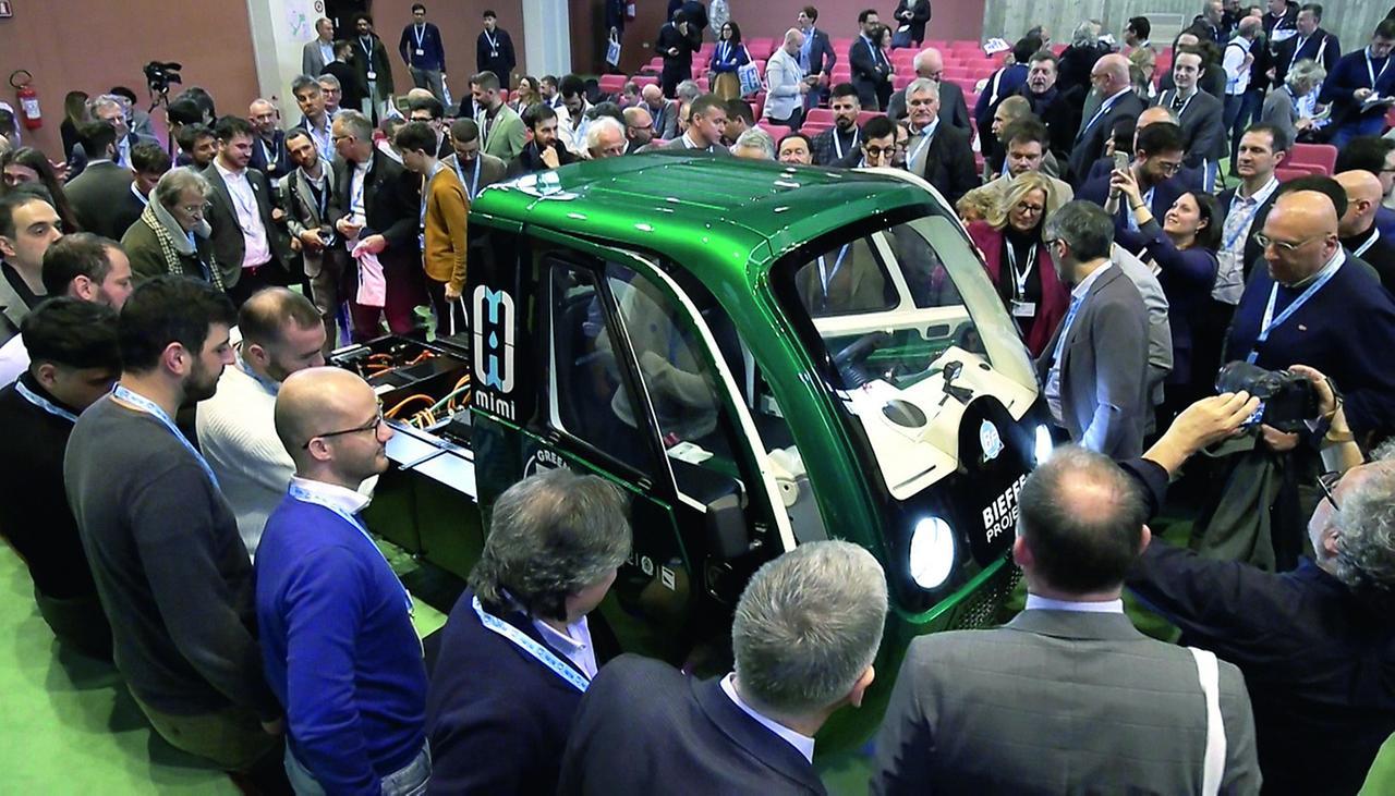 
	La folla attorno a Mim&igrave; durante la presentazione

