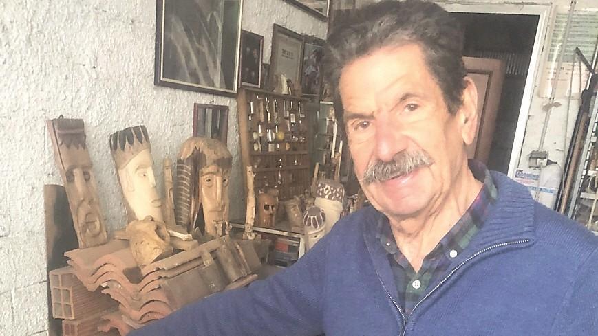 Tore Aini va in pensione: dopo 40 anni chiude l’ultima bottega di vetraio