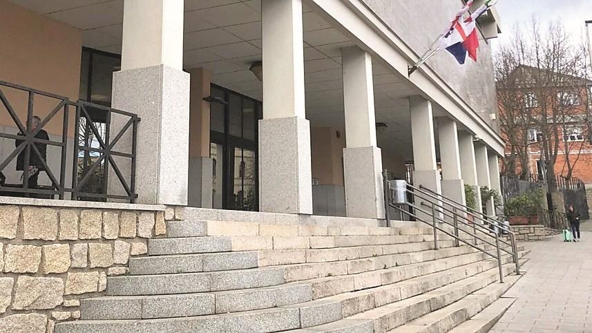 Pestato fuori da un locale, il racconto in aula: «Calci e pugni in faccia»