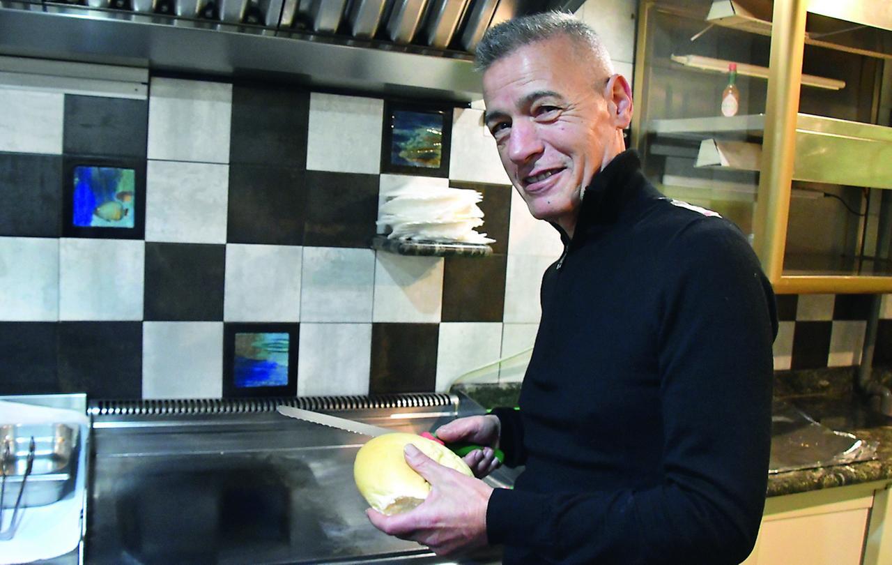 Alla piastra dal 1981, ecco Renato l’indiscusso “re dei panini”- FOTO e VIDEO