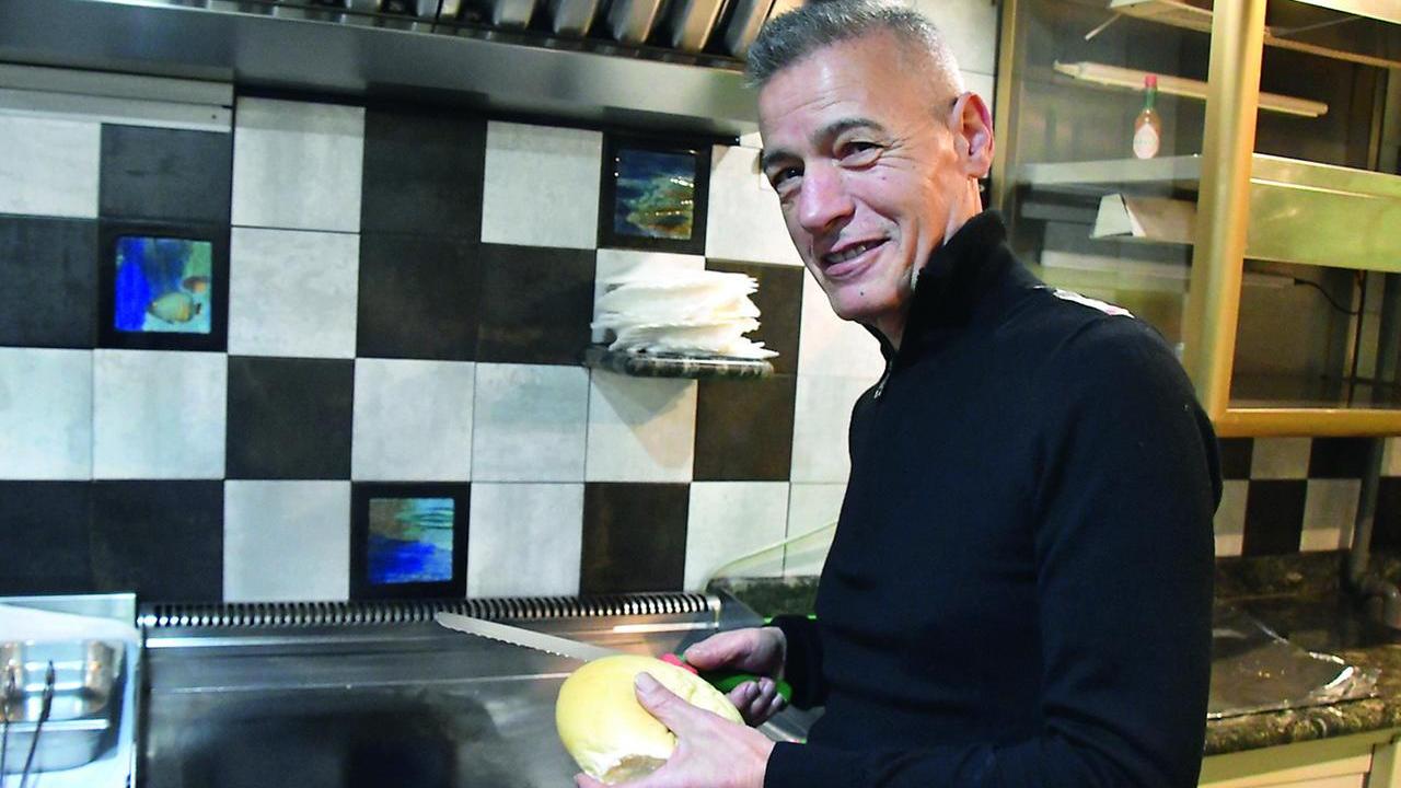 Alla piastra dal 1981, ecco Renato l’indiscusso “re dei panini”- FOTO e VIDEO