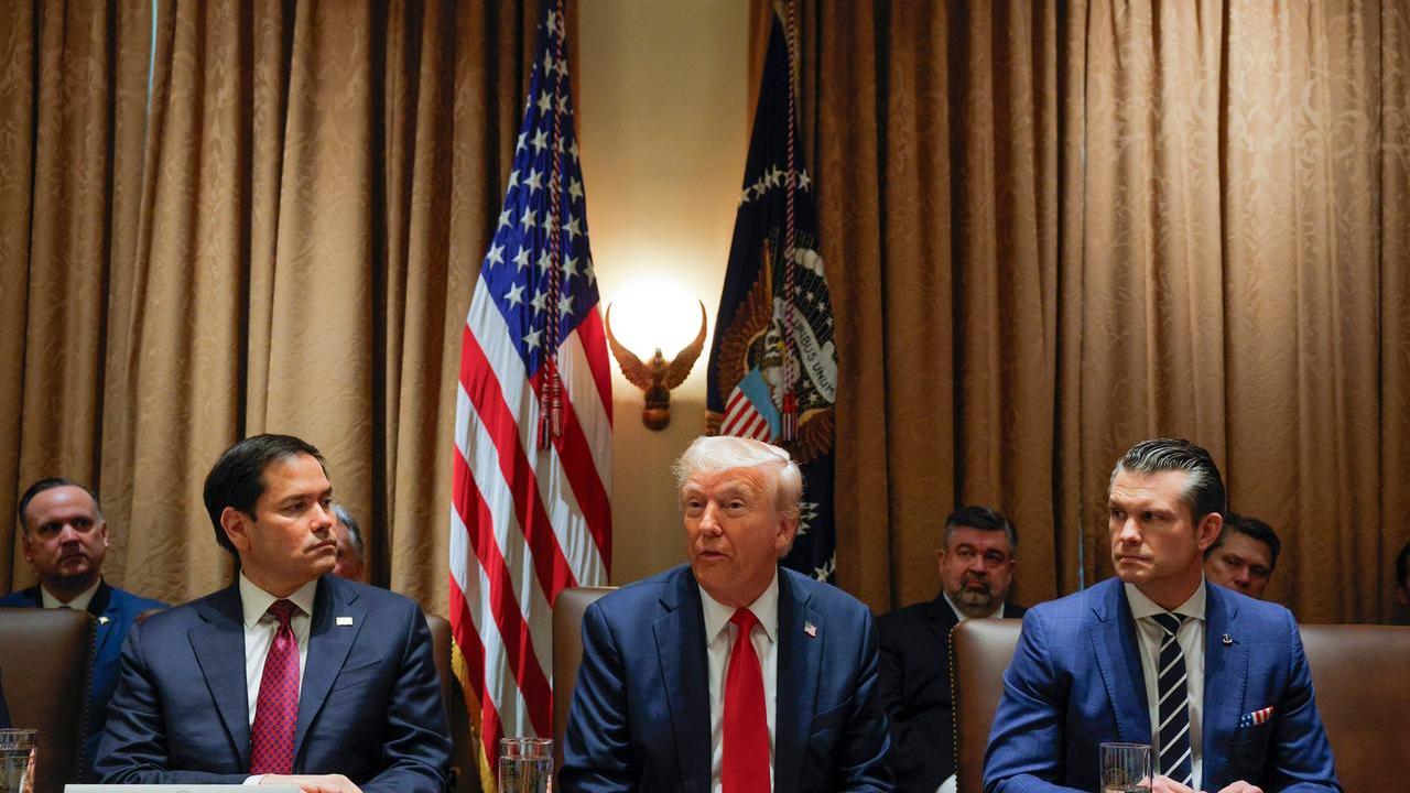 Donald Trump alla prima riunione di gabinetto alla Casa Bianca