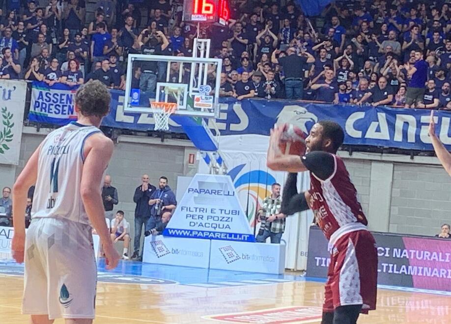 
	Adrian Banks autore di una prova incolore

