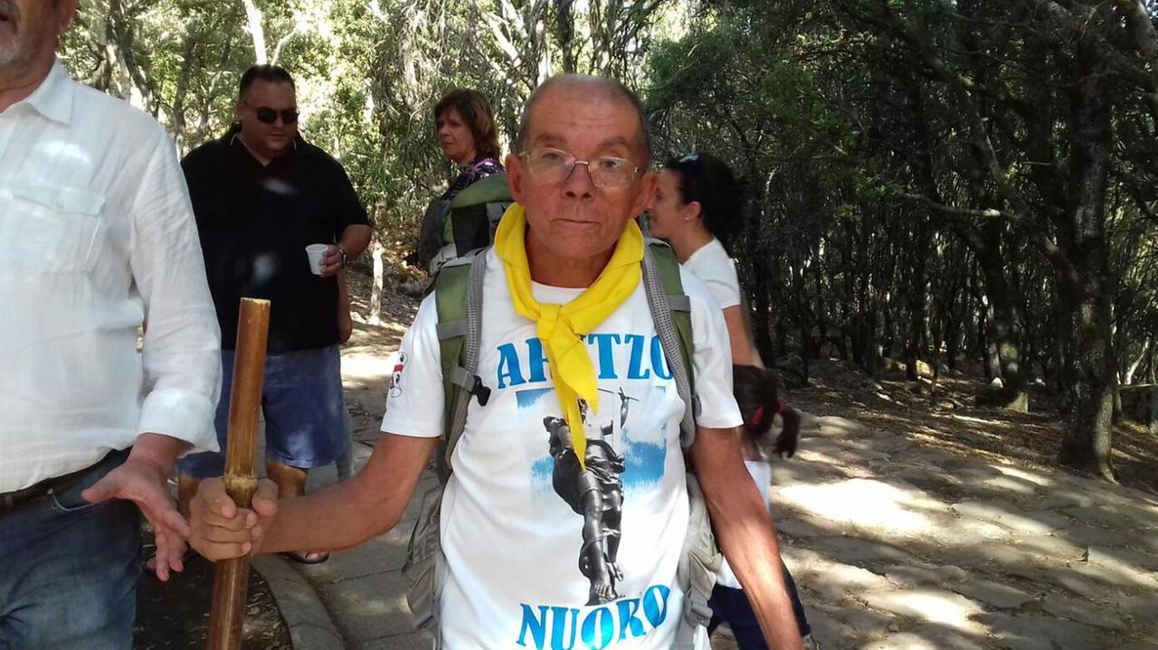 “Iron nonno” festeggia 87 anni facendo 120 chilometri a piedi in solitaria – VIDEO