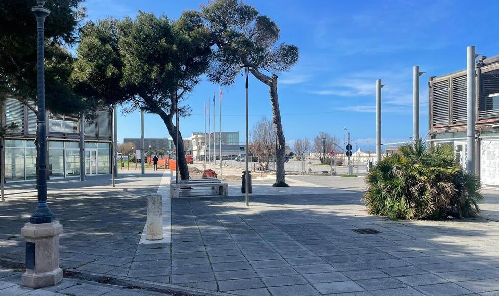 
	La piazzetta davanti all&rsquo;Acquario con le due baracchine che saranno abbattute

