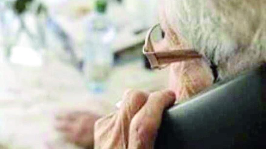 Pontedera, avvicina un anziano in piazza e poi si barrica in casa sua