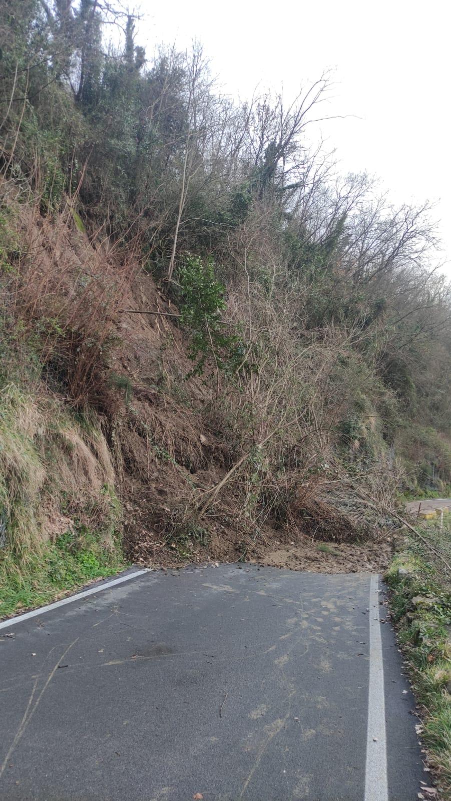 Matraia, strada chiusa per una frana da due settimane