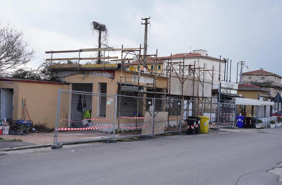 
	L&rsquo;edificio dove un tempo si trovava il bar Mediceo in fase di smantellamento (Foto Stick)

