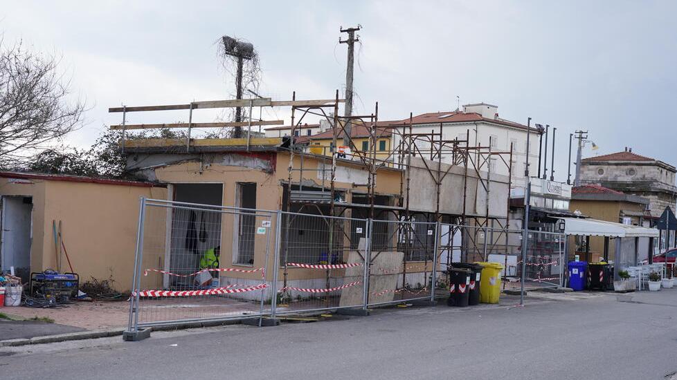 L’edificio dove un tempo si trovava il bar Mediceo in fase di smantellamento (Foto Stick)