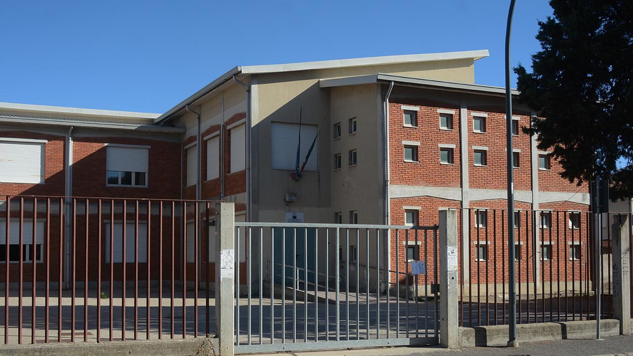 Crolla il cancello della scuola primaria poco prima dell’uscita degli alunni