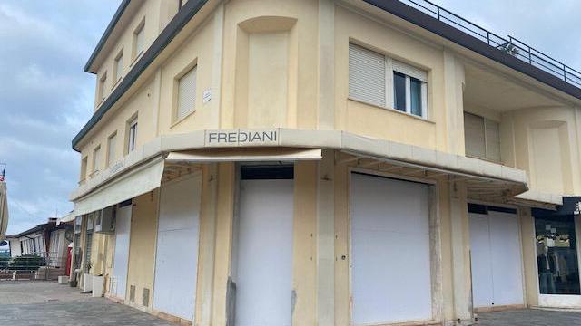 I locali fino a pochi giorni fa occupati dalla Profumeria Frediani
