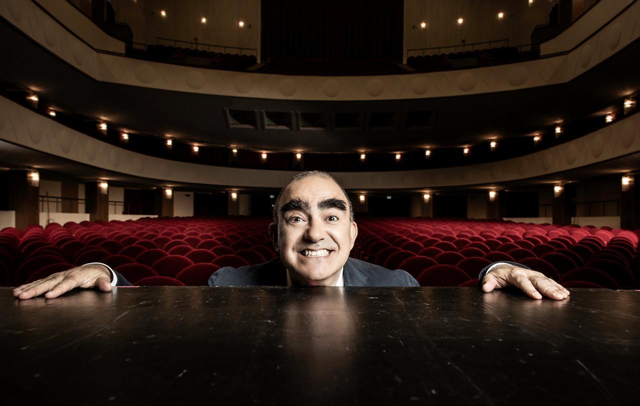 Uno scanzonato Elio arriva al teatro Valli