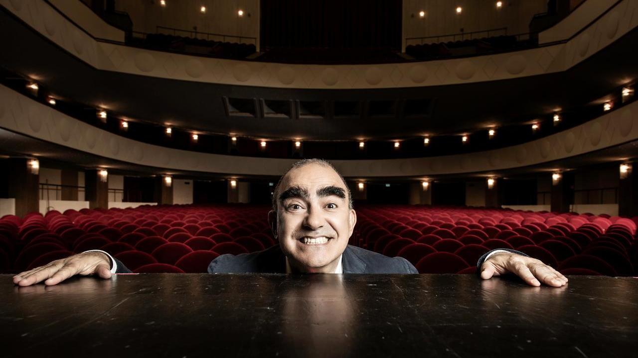 Uno scanzonato Elio arriva al teatro Valli