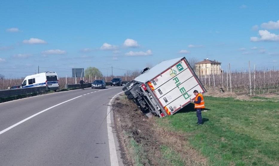 Un altro camion ribaltato sulla Panaria Bassa: strada chiusa per rimuoverlo
