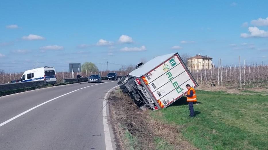 Un altro camion ribaltato sulla Panaria Bassa: strada chiusa per rimuoverlo