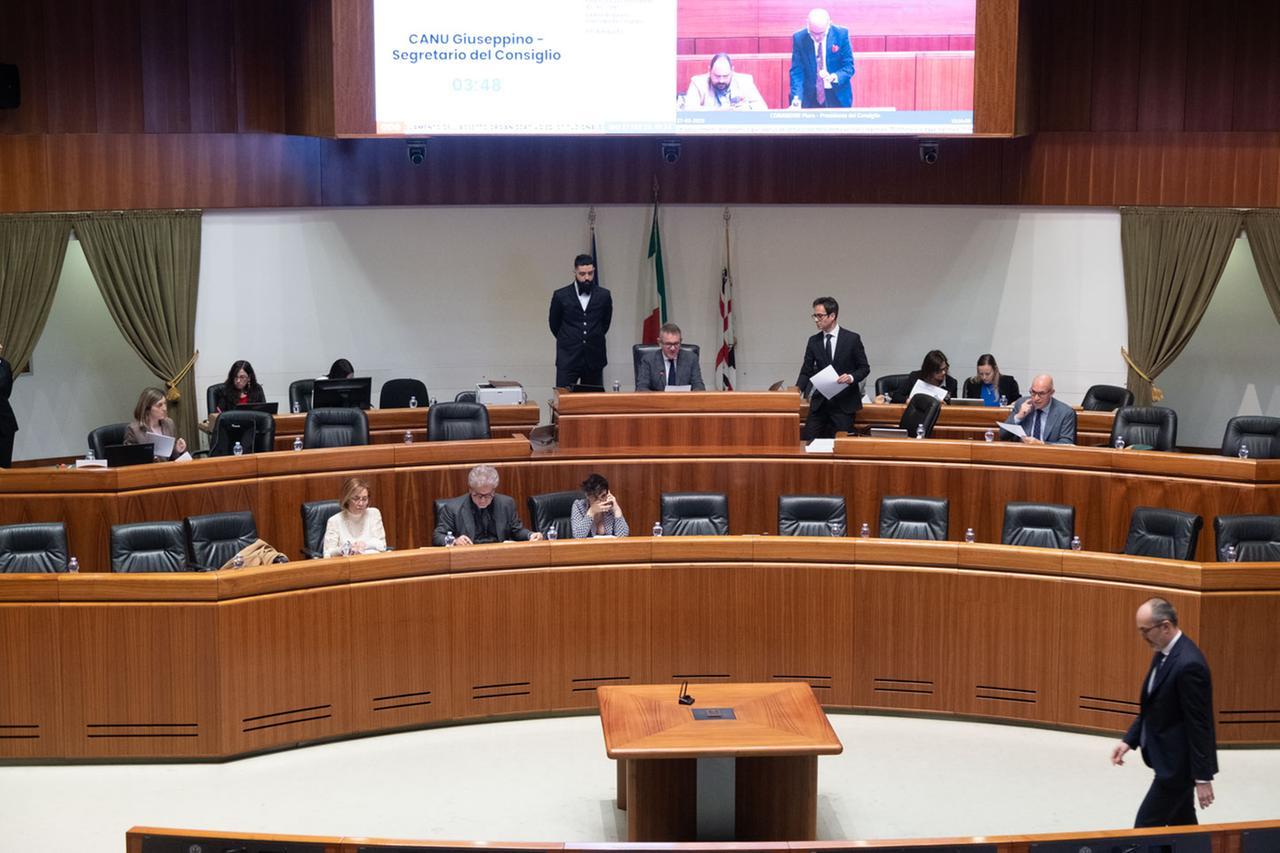 Riforma della sanità in Consiglio: urla, accuse incrociate e lavori a rilento