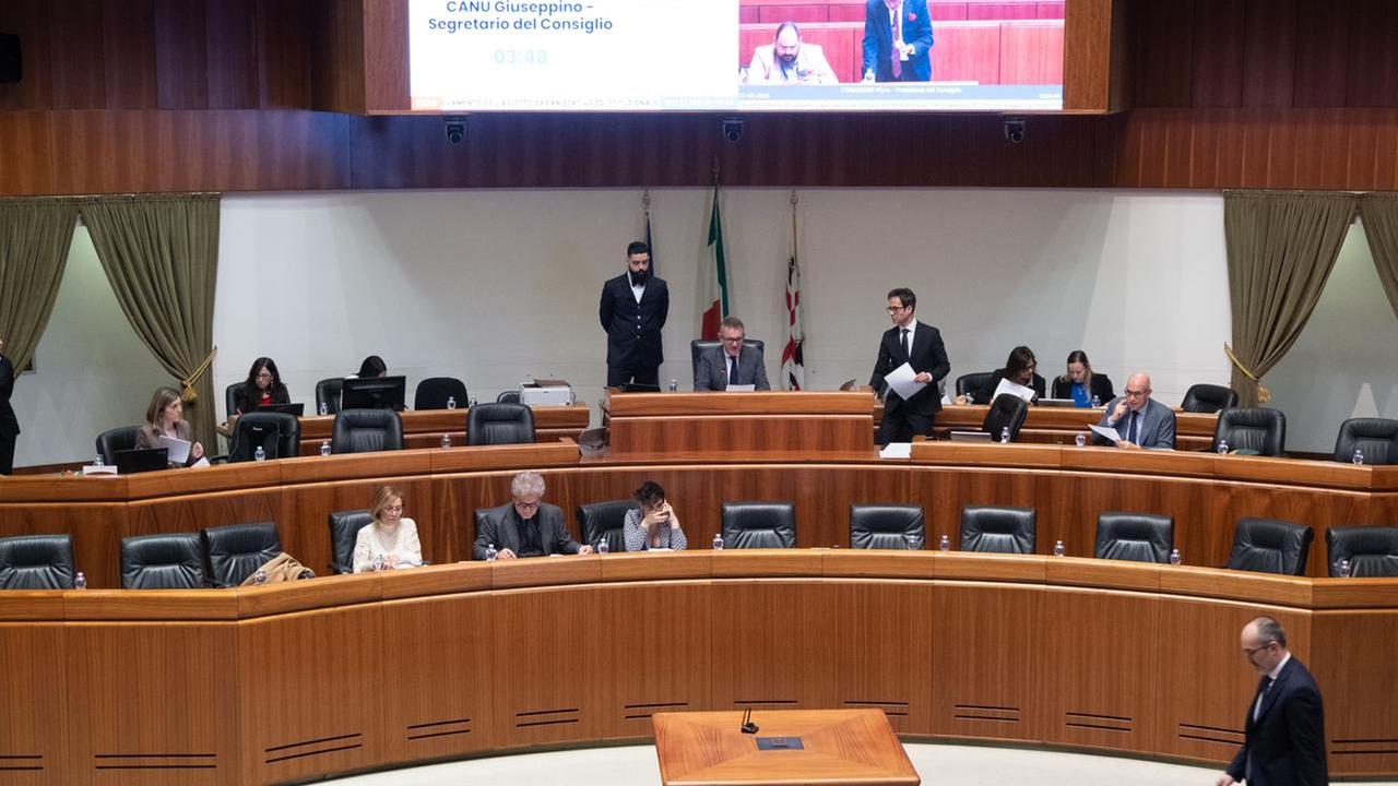 Riforma della sanità in Consiglio: urla, accuse incrociate e lavori a rilento