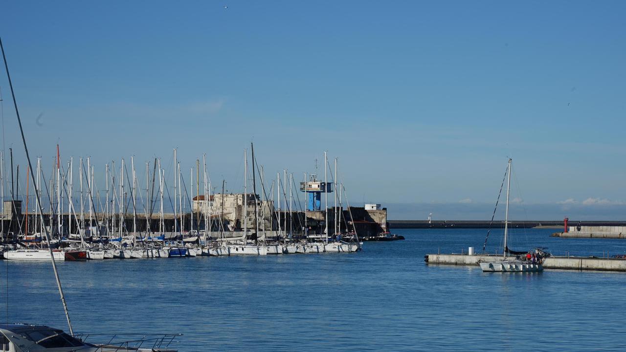 Pulizia specchi acquei al porto di Livorno, concessione alla Labromare