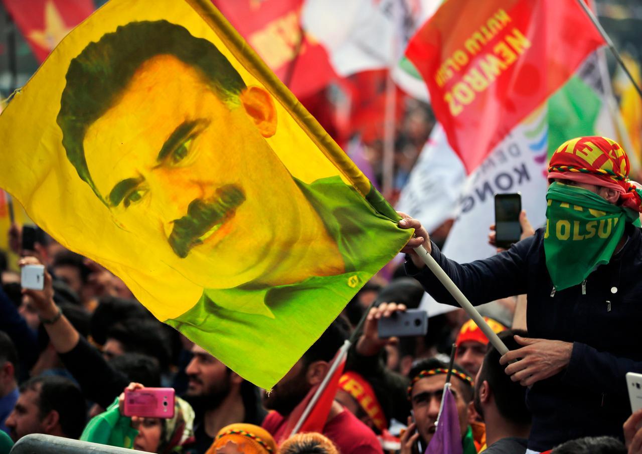 
	Un'attivisa del Pkk sventola una bandiera con il volto di Ocalan

