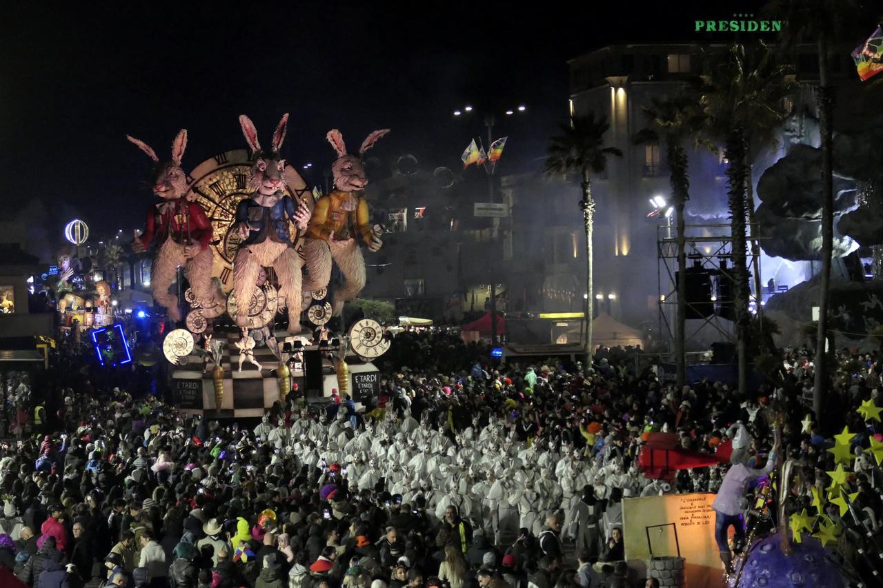 Giovedì Grasso in notturna: a Viareggio una sfilata nel segno della pace