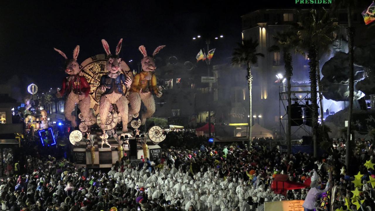 Giovedì Grasso in notturna: a Viareggio una sfilata nel segno della pace