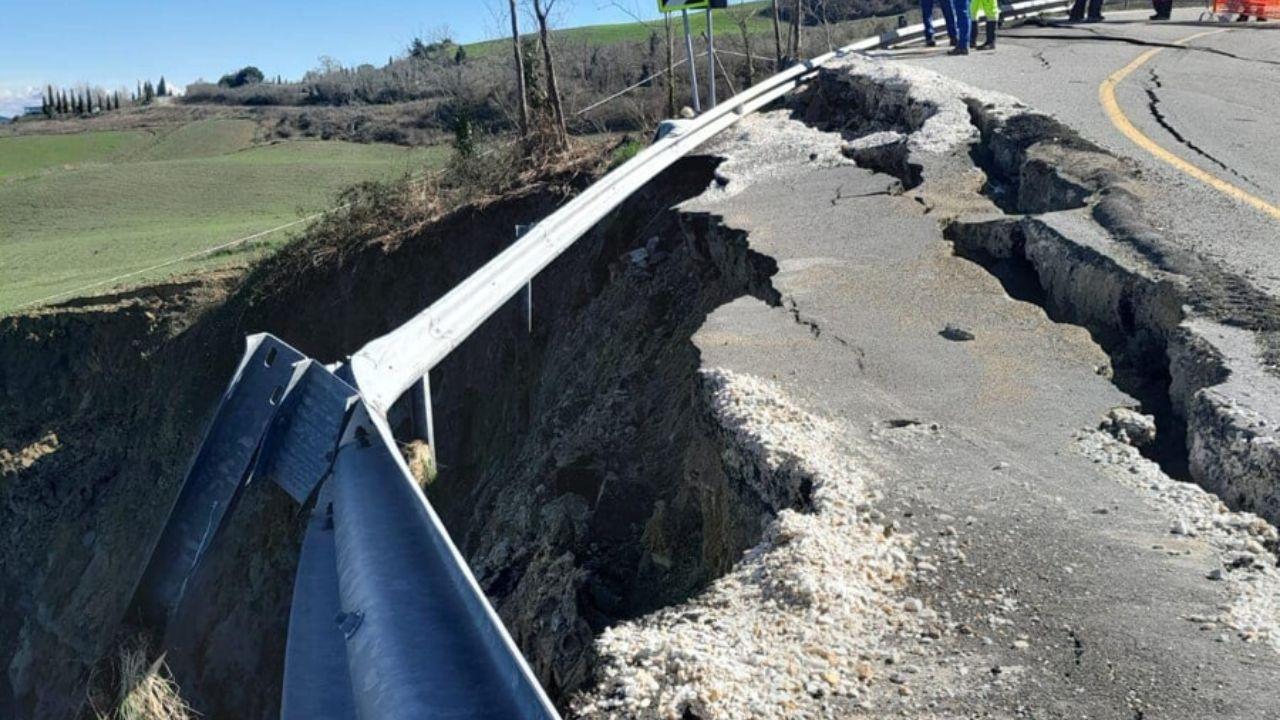 Volterra, frana la strada: danni alla fibra ottica e polemica contro Matteo Salvini