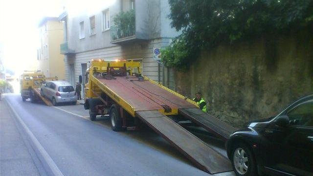 Un carro attrezzi in azione