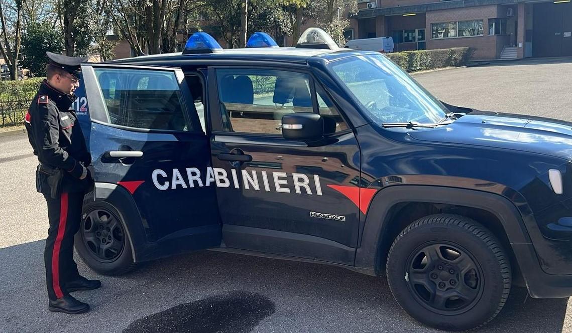 Lido Estensi, minaccia i carabinieri con un martello: arrestato
