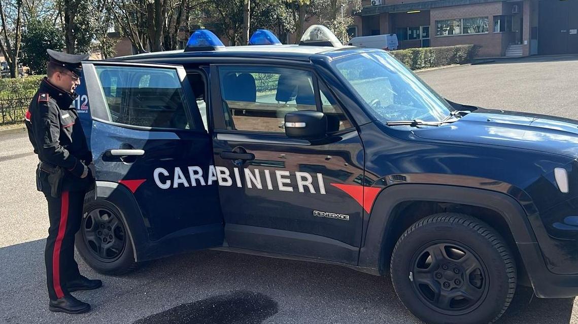Lido Estensi, minaccia i carabinieri con un martello: arrestato