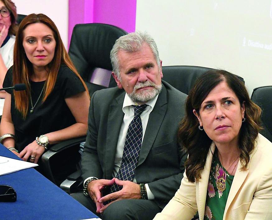 
	Da sinistra la presidente della commissione Sanit&agrave; Carla Fundoni, l'assessore alla Sanit&agrave; Armando Bartolazzi e la presidente della giunta Alessandra Todde

