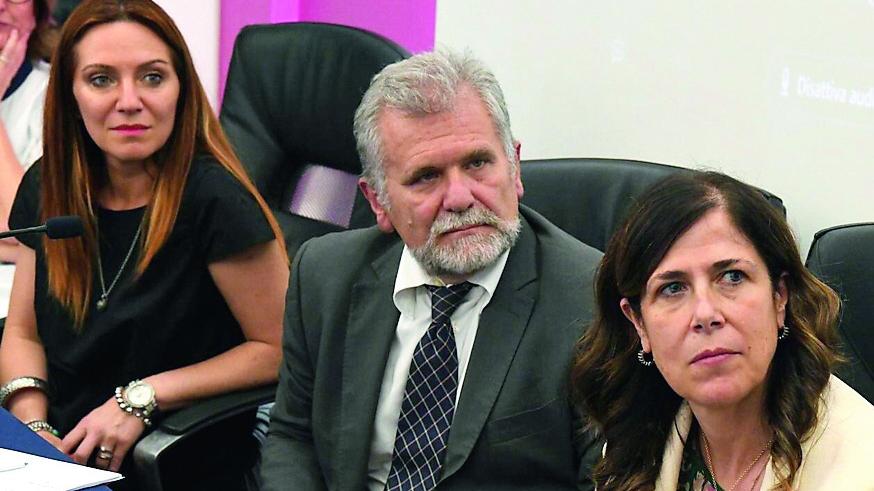 Da sinistra la presidente della commissione Sanità Carla Fundoni, l'assessore alla Sanità Armando Bartolazzi e la presidente della giunta Alessandra Todde