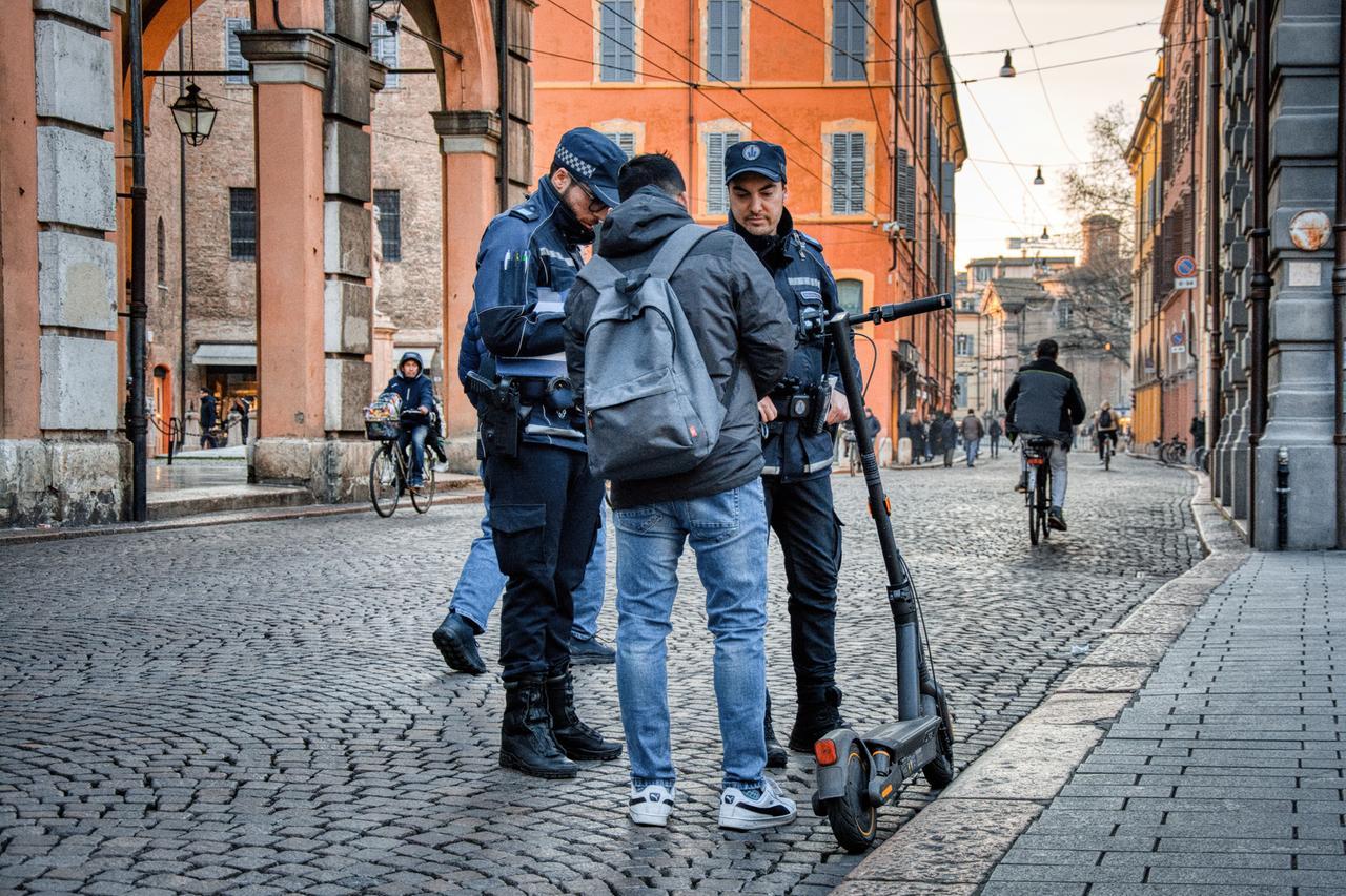 
	Un controllo in via Emilia Centro accanto a piazza Mazzini

