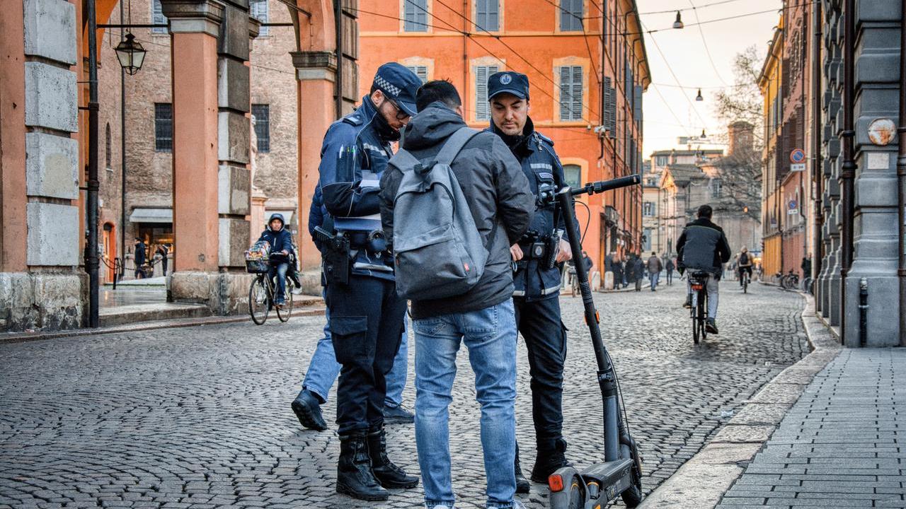 Un controllo in via Emilia Centro accanto a piazza Mazzini