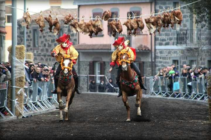 Su Puddu si farà, come bersagli ci saranno galline e polli morti