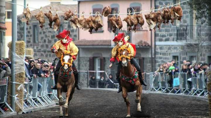 Su Puddu si farà, come bersagli ci saranno galline e polli morti